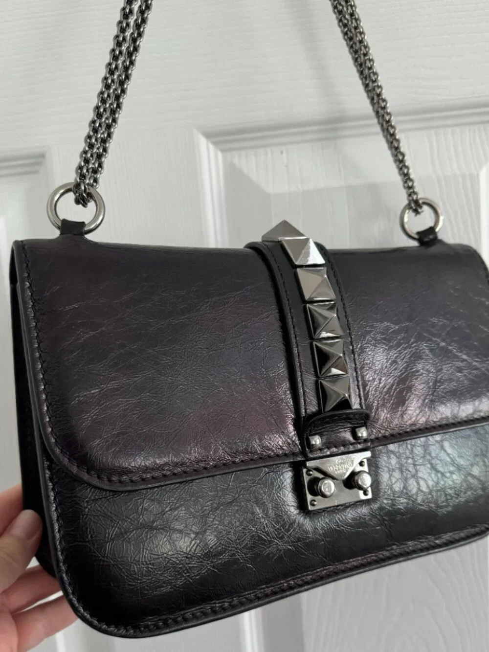 Valentino Garavani Glam Lock Bag in Black - Picture 2 of 9